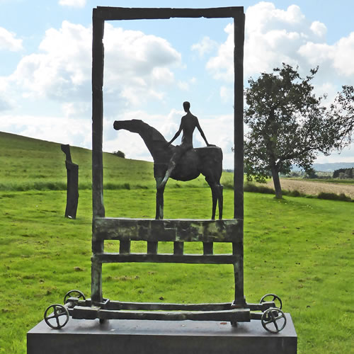 Reiterin und Tor - Michael Jastram - ok4sig251