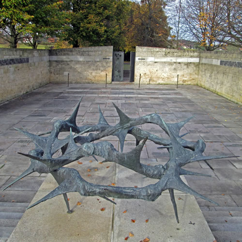 Dornenkrone
Denkmal für die Gefallenen der Weltkriege - Werner Gürtner - sk2fn152