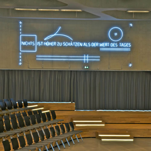 Nichts ist höher zu schätzen
als der Wert des Tages - Alfredo Jaar - sk2fn218a