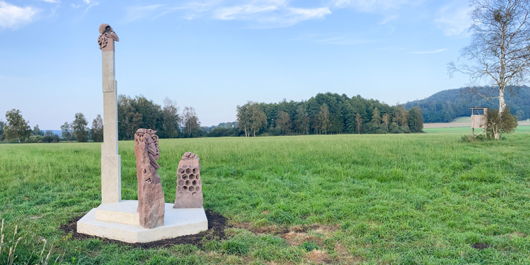 Das Kunstwerk 'Denkmal der gefallenen Insekten' von Hans-Jürgen Kossack am Kunstweg 'parallele landschaft' 